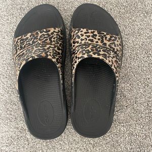 Women’s Oofos slide sandal
